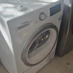 מכונת כביסה בוש עם חומרי ניקוי על מגבת