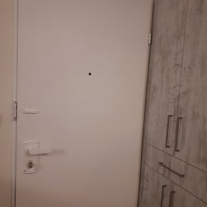 דלת לבנה עם ידית ומנעול