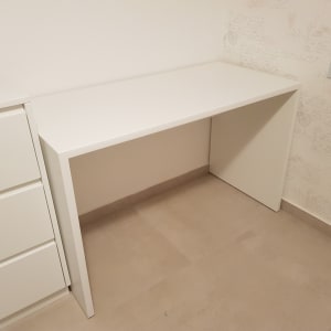 שולחן עבודה לבן עם מגירות בצד