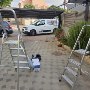 שני סולמות ליד שער חשמלי בחניה
