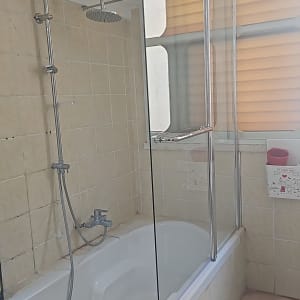 מקלחת עם אמבטיה, ברז ומקלחון זכוכית