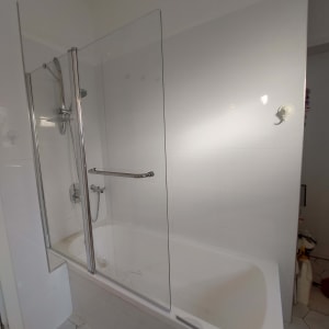 מקלחת עם דלת זכוכית וברז מתכת