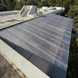 גג עם כיסוי פלסטיק שקוף, עצים ברקע