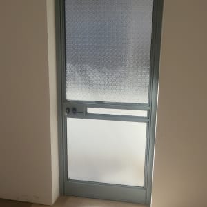 דלת עם מסגרת אלומיניום וזכוכית מחוספסת