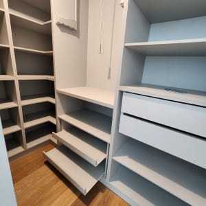 ארון בגדים עם מדפים ומגירות פתוחות
