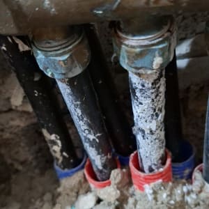 צינורות מים עם סימני חלודה ונזילה
