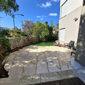 חצר עם עצים ודשא מלאכותי