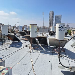 פחיות איטום על גג עם דודי שמש