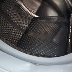 תוף מכונת כביסה עם חורים מתכתיים