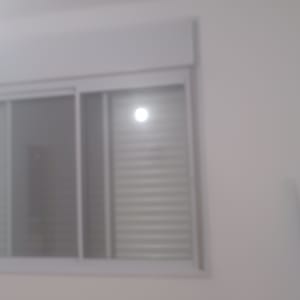 חלון אלומיניום עם תריסים סגורים