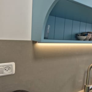 שקע חשמל במטבח עם מדף כלים מעל