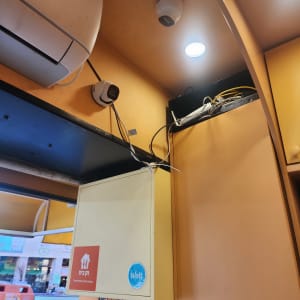 שתי מצלמות אבטחה מותקנות על תקרה וקיר