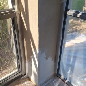 עבודת שפכטל והכנת קיר פנימי לצביעה ליד חלונות אלומיניום
