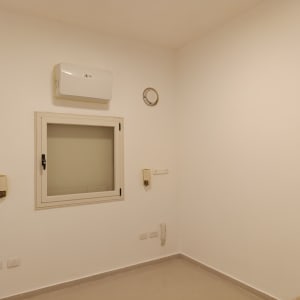 קיר צבוע עם חלון ומזגן