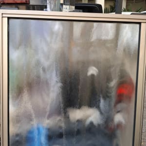 חלון זכוכית עם מסגרת מתכת