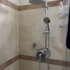 מקלחת עם ראש טוש ומתקן סבון