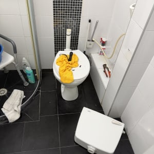 חדר שירותים עם כלים לתיקון אינסטלציה