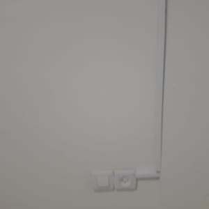 שקע חשמל ומתג על קיר לבן