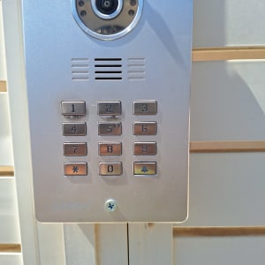 מערכת אינטרקום עם מצלמה ולוח מקשים