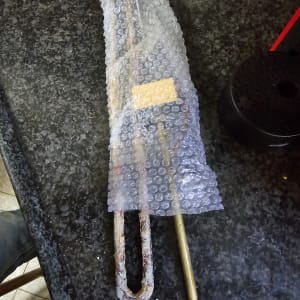 גוף חימום מכוסה בניילון בועות על שולחן עבודה