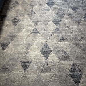 שטיח עם דוגמת יהלומים בגווני אפור