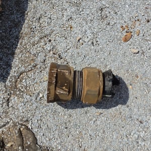 מחבר צנרת פליז ישן ופגום שפורק מגג במהלך תיקון צנרת דוד שמש