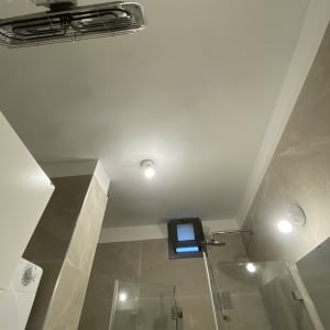 תקרה צבועה בחדר אמבטיה עם תאורה ומקלחת