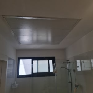 תקרה פריקה משולבת בהנמכת תקרת גבס בחדר רחצה