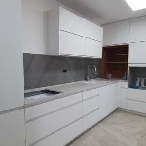 מטבח נקי עם כיור וברז, מטלית כחולה