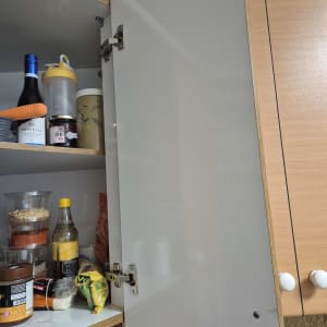 צירים מותקנים בדלת ארון מטבח פתוחה