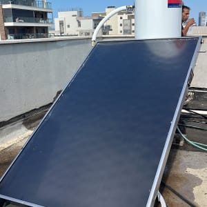 דוד שמש עם קולטים על גג בניין