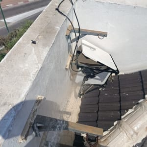 תמונה של גג עם אנטנה ומים זורמים