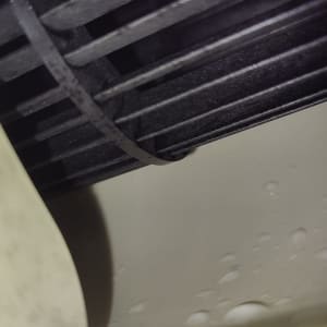 תמונה של חלק פנימי של מזגן עם טיפות מים