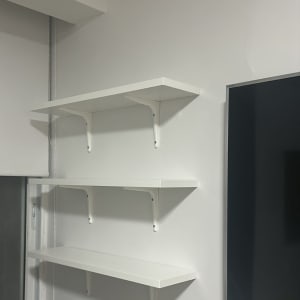 שלושה מדפים לבנים מותקנים על קיר לבן