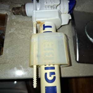 חלקי צנרת וכלים סניטריים על משטח עבודה