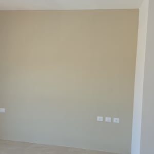 קיר צבוע בצבע בהיר עם שקעים ותקעים