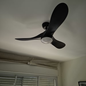 מאוורר תקרה שחור עם תאורה