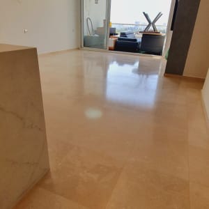 רצפה נקייה ומבריקה עם חלון גדול ברקע