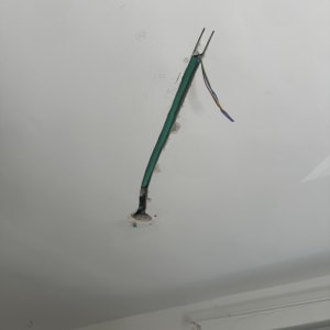 חוטי חשמל יוצאים מהתקרה, עבודה חשמלית