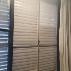 תריסים סגורים עם שלבים אופקיים בחלון