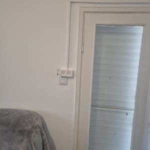 שקע חשמל ומתג ליד דלת זכוכית