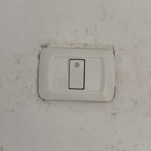 מתג חשמל לבן על קיר לבן