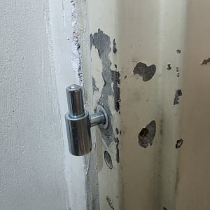 ציר דלת מותקן על משקוף עם קילופי צבע