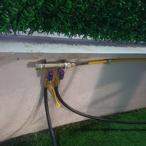 חיבורים וצינורות גז על קיר חיצוני