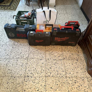 ארגזי כלים ומקדחה על רצפה