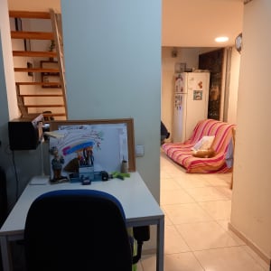 שולחן עבודה עם כיסא, מספריים וציוד משרדי