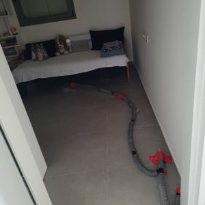 צינורות ייבוש על רצפת חדר עם מיטה