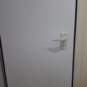 דלת עם ידית ומנעול