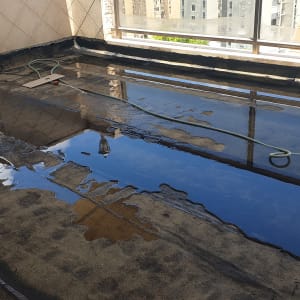 בריכה ריקה עם צינור מים על הרצפה