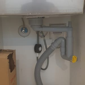 צנרת פלסטיק מתחת לכיור עם חיבורי ניקוז